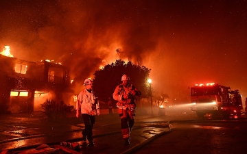 الصورة: الصورة: حريق مفاجئ يدمر 20 منزلاً فخماً على ساحل كاليفورنيا