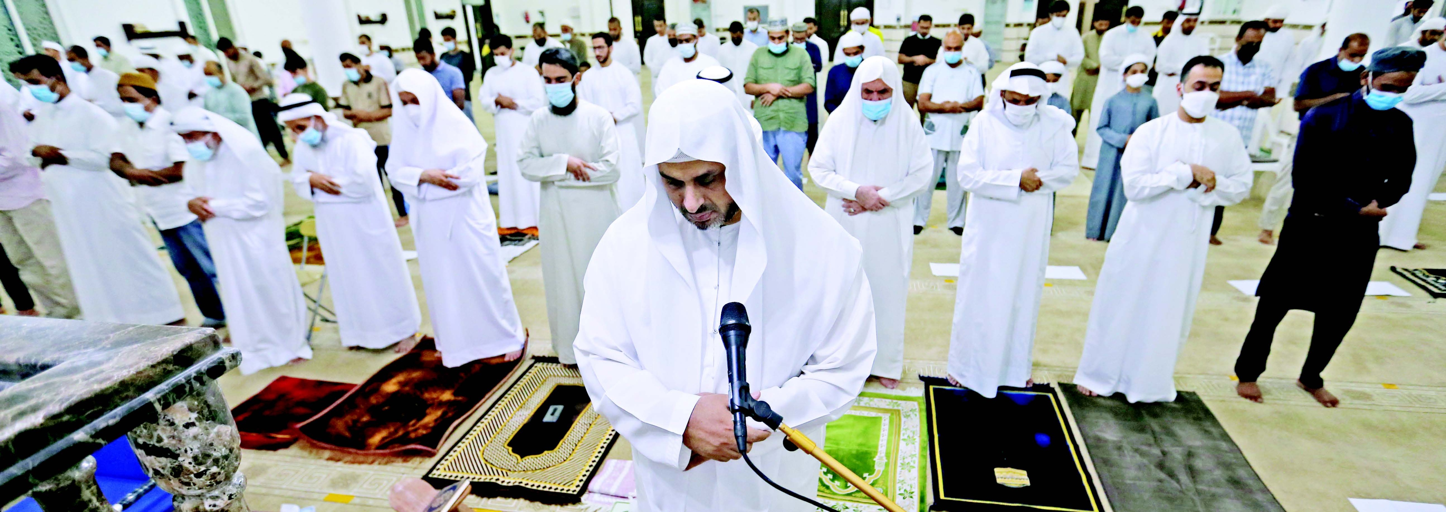 الصورة : جموع المصلين في دبي خلال الصلاة بجامع الشهيد سعيد عيسى
