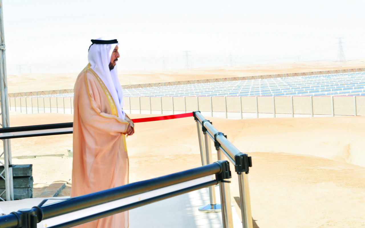 الصورة : خليفة خلال افتتاحه مشروع شمس للطاقة الشمسية في أبوظبي | أرشيفية