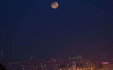 الصورة: الصورة: خسوف القمر يظهر بسماء السعودية فجراً