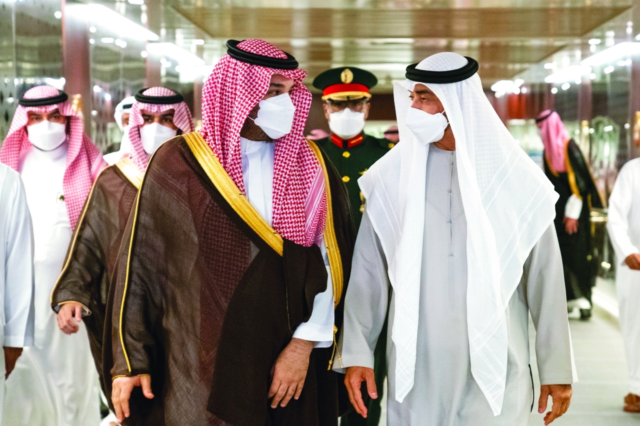 الصورة : رئيس الدولة خلال تقبل التعازي من ولي العهد السعودي | تصوير: حمد الكعبي وريان كارتر