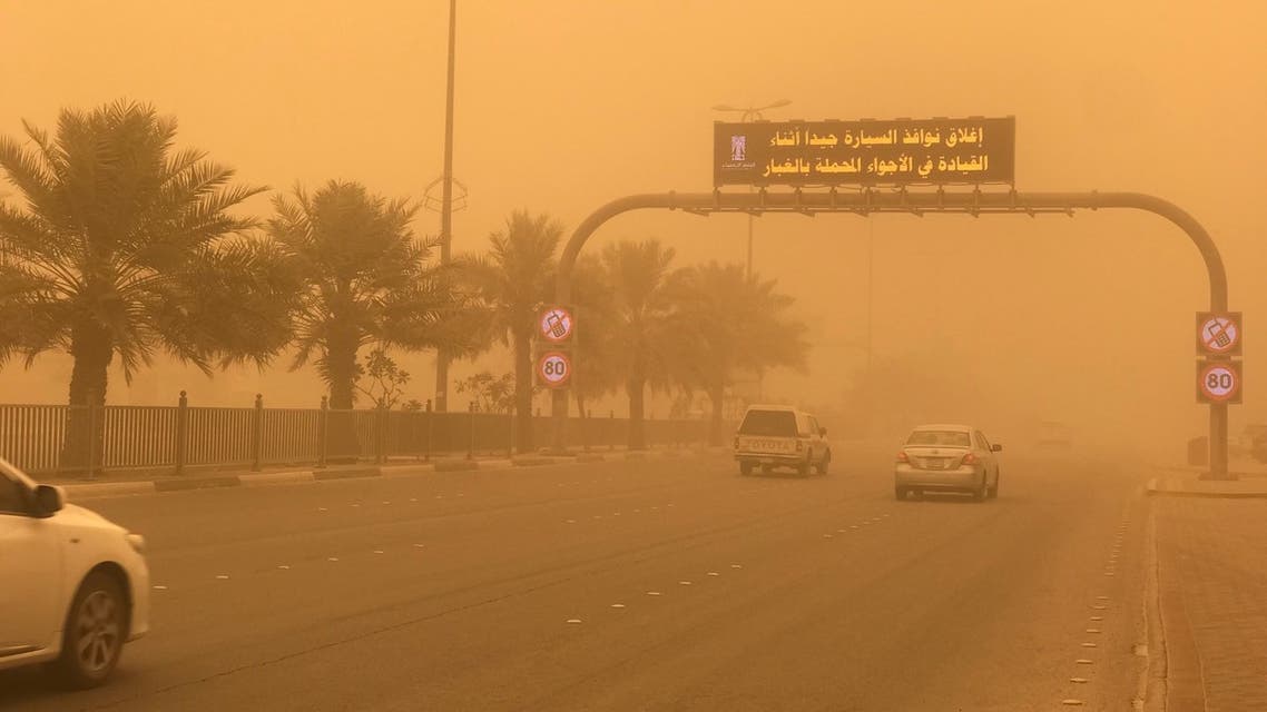 صورة عاصفة ترابية تتسبب في “شبه انعدام” الرؤية بالسعودية