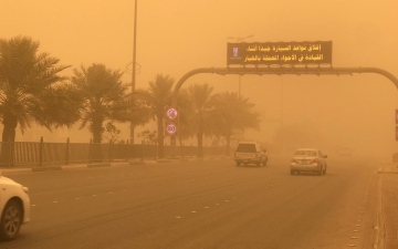 الصورة: الصورة: عاصفة ترابية تتسبب في "شبه انعدام" الرؤية بالسعودية