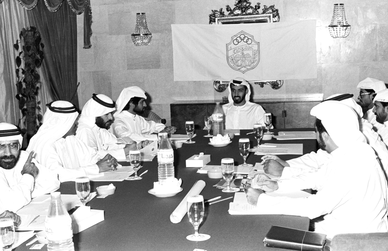 الصورة : محمد بن زايد خلال ترؤسه اجتماع مجلس إدارة نادي العين في العام 1985