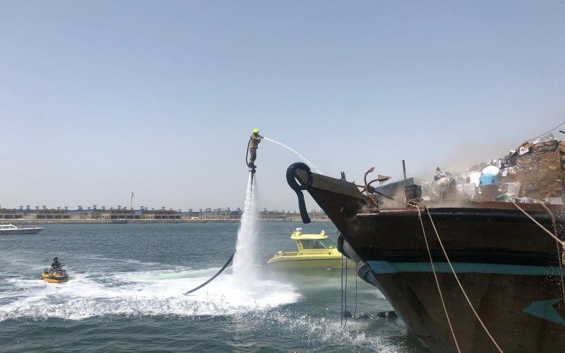 الصورة: الصورة: دفاع مدني دبي يسيطر على حريق قارب شحن خشبي في وقت قياسي