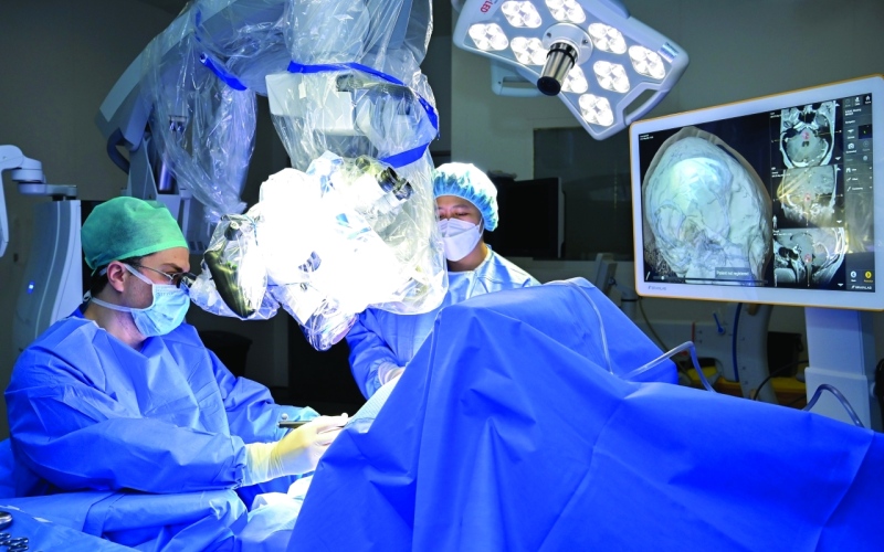 الصورة: الصورة: نجاح جراحة معقدة في الدماغ بتقنية فريدة أثناء يقظة المريض
