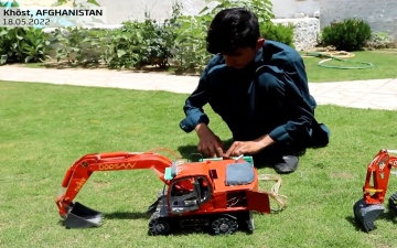 الصورة: الصورة: مراهق أفغاني يصنع مركبات صغيرة من النفايات.. فيديو