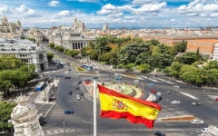 الصورة: الصورة: اسبانيا تخفف قيود السفر للسياح غير الملقحين ضد كورونا