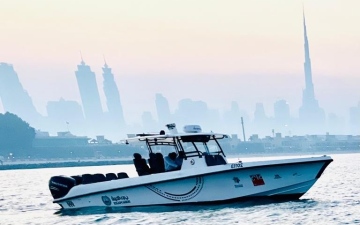 الصورة: الصورة: شرطة دبي تنقذ شخصين جرفت الأمواج قاربهما إلى الصخور