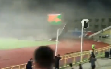 الصورة: الصورة: بالفيديو.. سقوط سقف على أرضية الملعب خلال مباراة كرة قدم