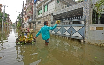 الصورة: الصورة: انحسار فيضانات في بنغلادش والهند بعد 60 قتيلاً