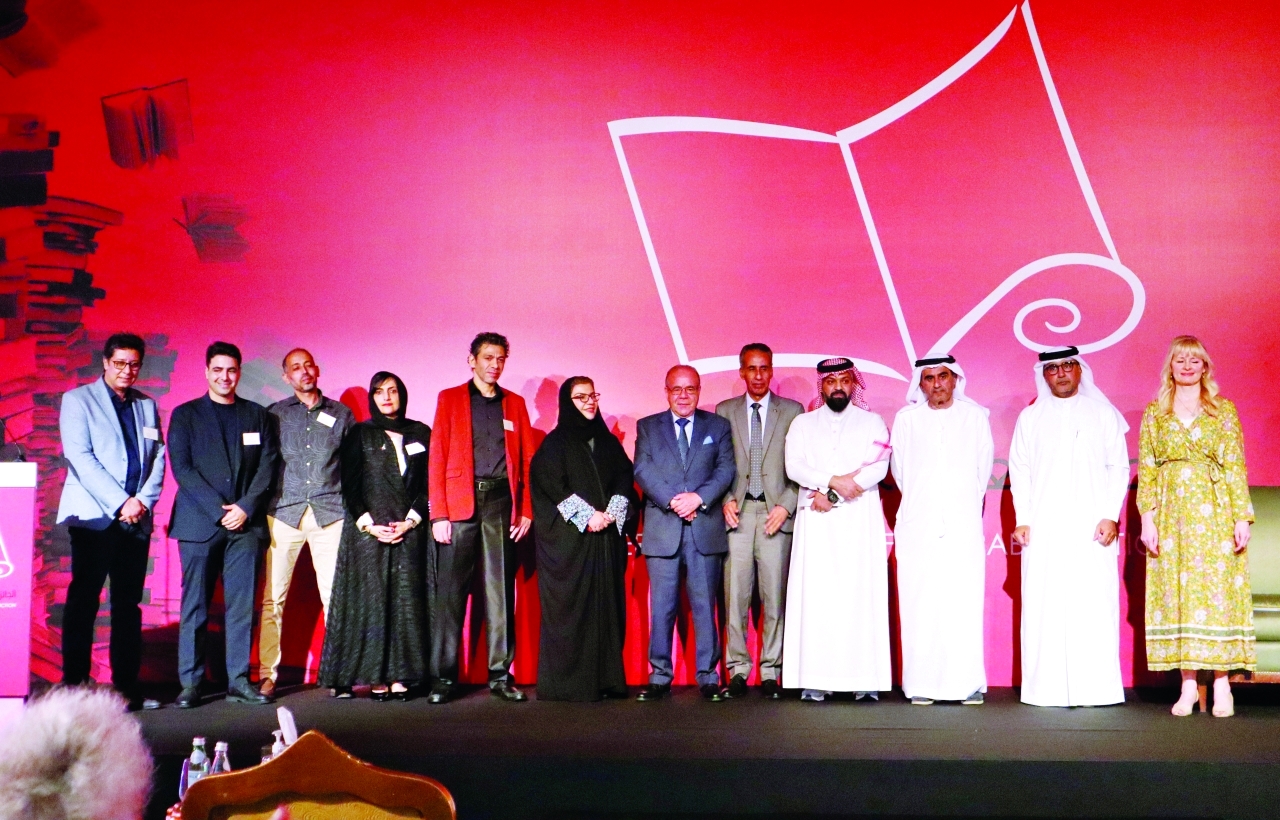 الصورة : علي بن تميم وسعيد حمدان ومسؤولو الجائزة والفائزون وأعضاء لجنة التحكيم | تصوير : سيف الكعبي