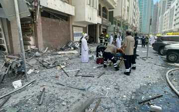 الصورة: الصورة: فرق شرطة أبوظبي والدفاع المدني تسيطر على حريق نتج عن انفجار أسطوانة غاز
