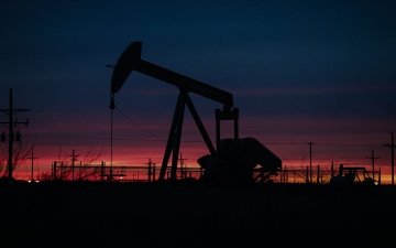الصورة: الصورة: تراجع أسعار النفط بسبب القلق من تباطؤ الطلب