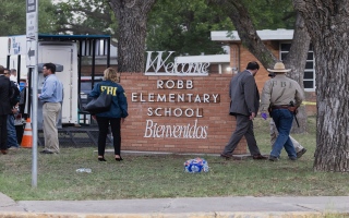 الصورة: الصورة: ارتفاع حصيلة عملية إطلاق النار بتكساس إلى 21 قتيلاً