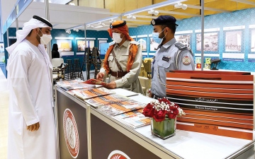الصورة: الصورة: شرطة أبوظبي تعرض إصدارات نادرة بـ «معرض أبوظبي الدولي للكتاب»