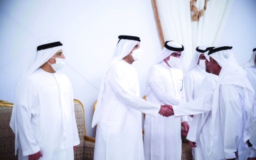 الصورة: الصورة: حاكم رأس الخيمة وعبدالله بن سالم يعزيان في وفاة ميثاء مطر الطاير