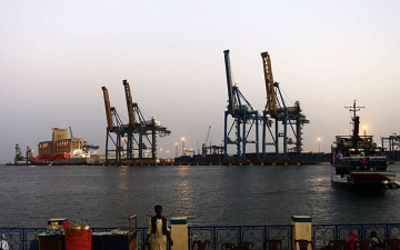الصورة: الصورة: حريق مهول في ميناء سواكن السوداني يأتي على الأخضر واليابس.. فيديو