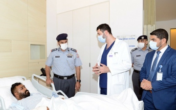 الصورة: الصورة: قائد عام شرطة أبوظبي يطمئن على حالة المصابين بحادث أسطوانة الغاز