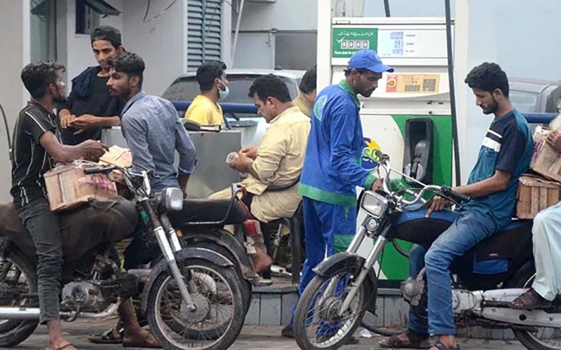 الصورة: الصورة: باكستان ترفع أسعار الوقود للوفاء بشروط قرض صندوق النقد