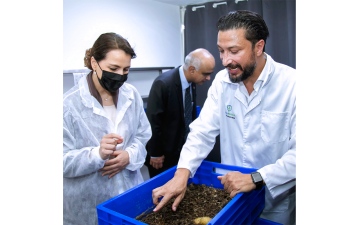 الصورة: الصورة: الإمارات تنتج الأعلاف من النفايات العضوية باستخدام الحشرات