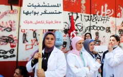 الصورة: الصورة: لبنان: «وجهاً لوجه» أمام «ثورة جياع»