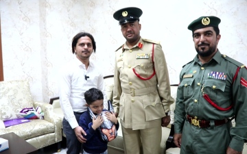 الصورة: الصورة: شرطة دبي تجمع أب بابنه بعد فراق أشهر إثر خلافات زوجية