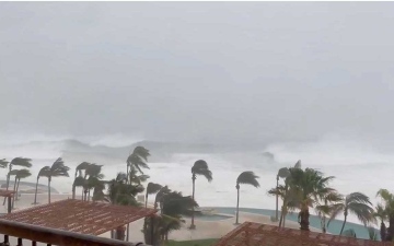 الصورة: الصورة: أقوى إعصار يلامس اليابسة.. «أغاتا» يضرب منتجعات المكسيك الساحلية