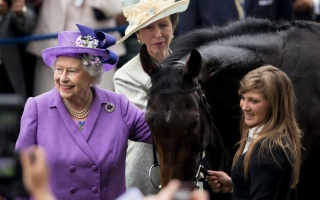 الصورة: الصورة: إليزابيث الثانية.. الملكة العاشقة للخيول وسباقاتها