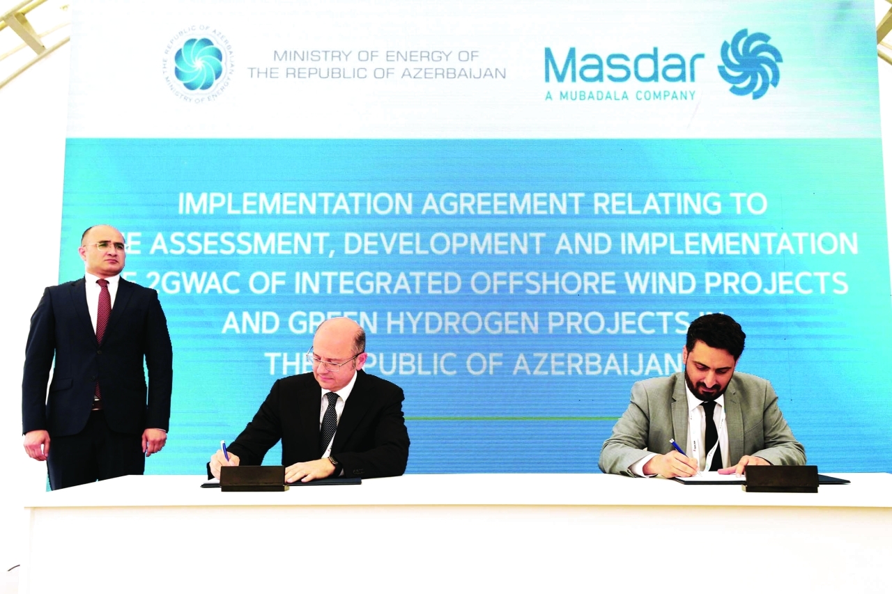 الصورة : فواز المحرمي وبرويز شهبازوف خلال توقيع الاتفاقيات | من المصدر