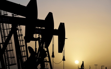 الصورة: الصورة: صعود أسعار النفط رغم ارتفاع المخزونات الأمريكية