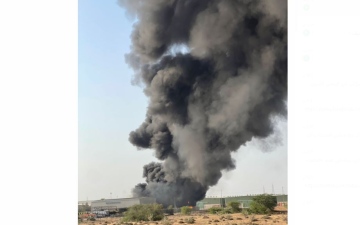 الصورة: الصورة: مدني الشارقة يسيطر على حريق بمصنع أصباغ بالحمرية (فيديو)