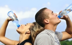 الصورة: الصورة: ماذا يحدث لجسمك عند الشرب من الزجاجة البلاستيك عدة مرات؟