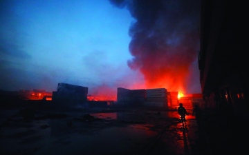 الصورة: الصورة: الإمارات تعزي بنغلاديش  بضحايا حريق الحاويات
