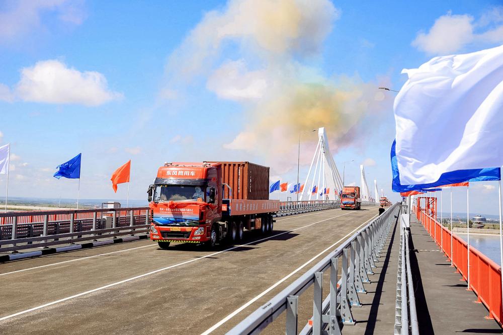 الصورة : شاحنات تسير على الجسر الجديد بين روسيا والصين | أ.ف.ب