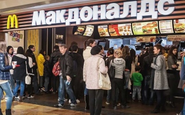 الصورة: الصورة: حروب الوجبات السريعة..«فكوسنو إي توتشكا» بديلاً لـ«ماكدونالدز» في روسيا