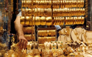 الصورة: الصورة: تراجع سعر الذهب بعد ارتفاعه إلى أعلى مستوى له منذ شهر