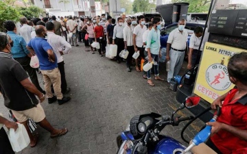 الصورة: الصورة: بسبب نقص الوقود.. سريلانكا تقر 4 أيام عمل في الأسبوع للقطاع العام