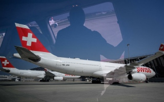 الصورة: الصورة: مطار جنيف يعلن استئناف الرحلات الجوية "تدريجياً" بعد توقفها بالكامل