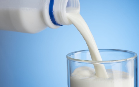 الصورة: الصورة: ما تأثير المداومة على شرب الحليب على صحتك؟