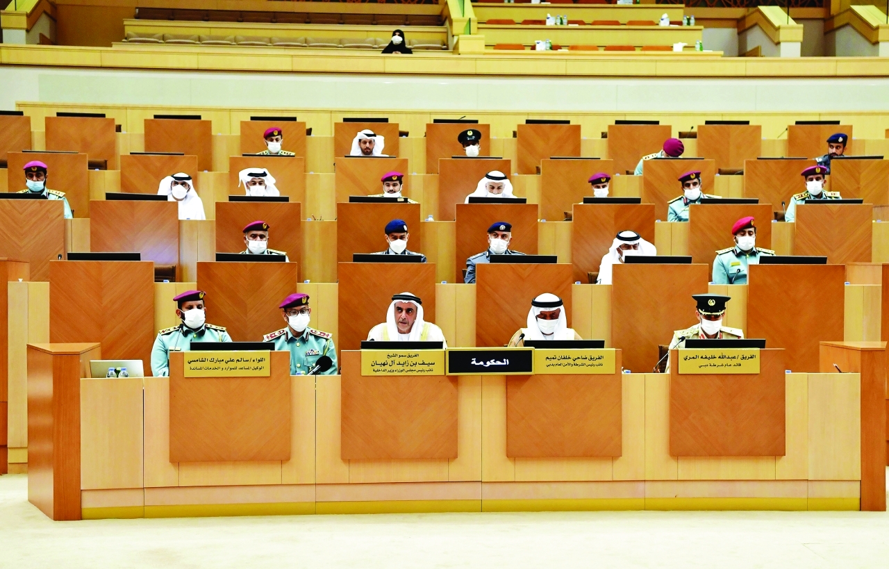 الصورة : سيف بن زايد خلال الجلسة بحضور ضاحي خلفان وعبدالله المري وسالم الشامسي