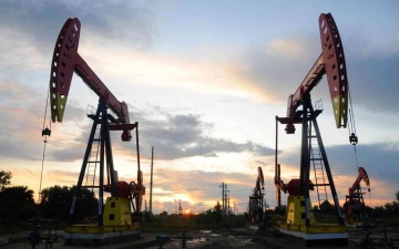 الصورة: الصورة: أسعار النفط تصعد بدعم من تراجع الإمدادات