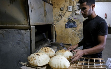 الصورة: الصورة: الدولة تتحمل 275 مليون جنيه يومياً .. هل يرتفع سعر الخبز في مصر؟