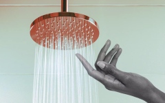 الصورة: الصورة: ماذا يحدث عند الاستحمام بماء ساخن في الصيف؟
