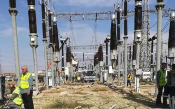 الصورة: الصورة: بعد انقطاع عام.. عودة التيار الكهربائي إلى المحافظات السورية