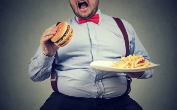 الصورة: الصورة: ماذا يحدث لجسمك عند الإفراط في تناول الطعام؟