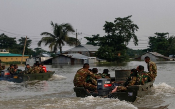 الصورة: الصورة: عشرات القتلى جراء السيول في بنغلادش والهند.. فيديو