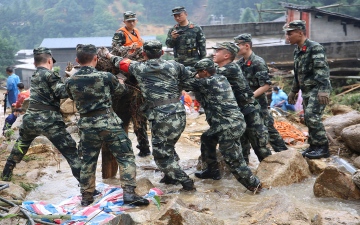 الصورة: الصورة: فيضانات غزيرة وانهيارات أرضية تدمر مباني وطرقاً في الصين.. فيديو