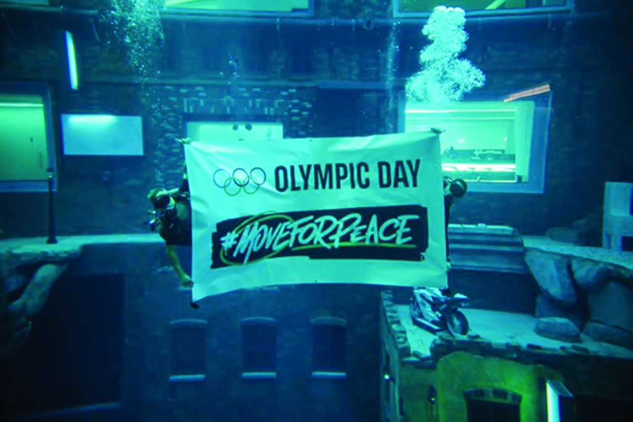 الصورة : جانب من احتفاء «ديب دايف دبي» باليوم الأولمبي | البيان