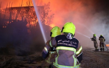 الصورة: الصورة: دفاع مدني دبي يسيطر على حريق في مستودع بمنطقة ورسان